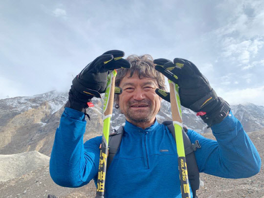 김홍빈 대장이 파키스탄령 카슈미르 북동부 카라코람산맥 제3 고봉인 브로드피크(8047m) 베이스캠프에서 포즈를 취하고 있다.  [광주시산악연맹 제공]